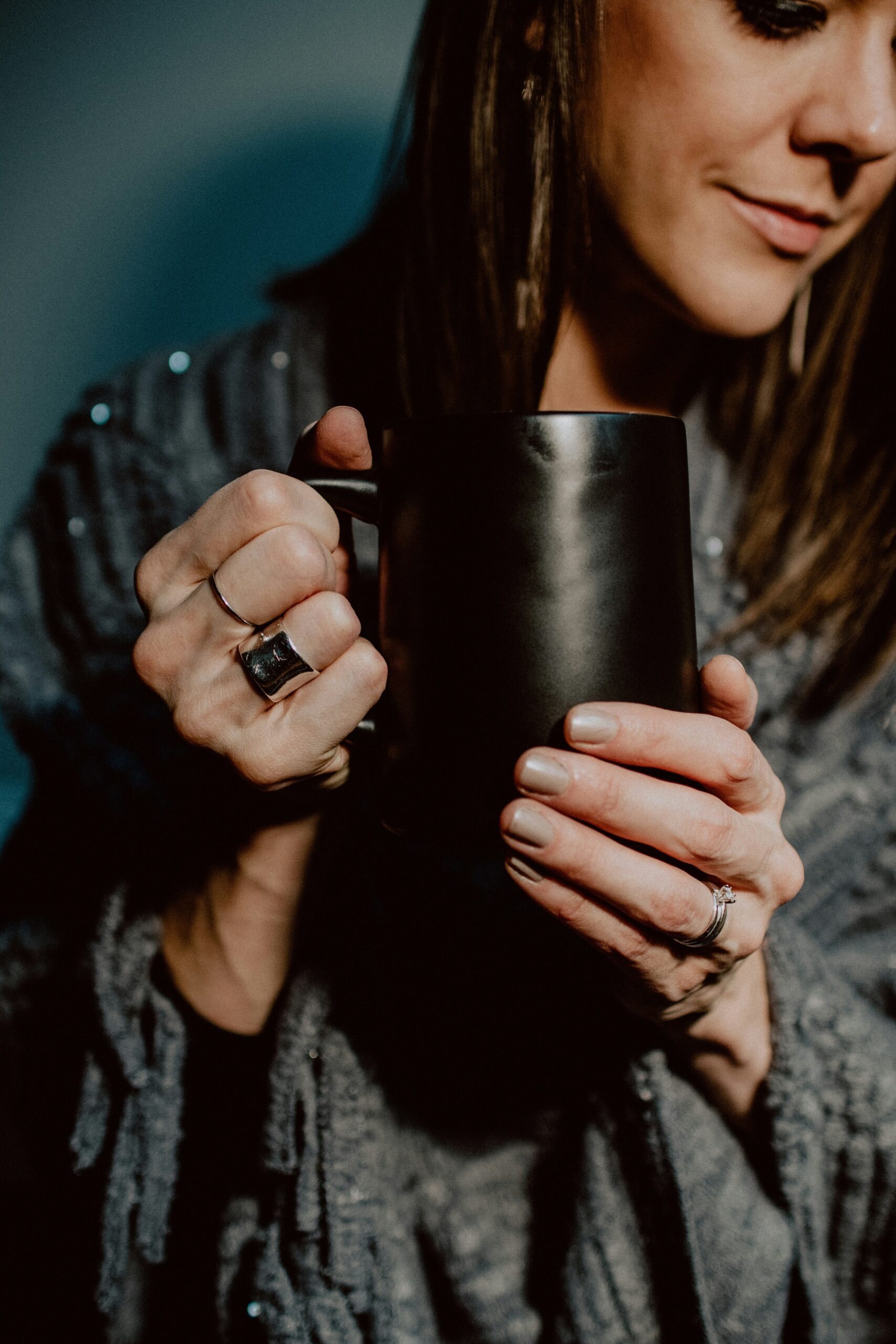 Positive Psychologie: Hände halten eine Teetasse als achtsamer Micro-Moment