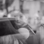 Der innere Kritiker: Warum du so hart mit dir selbst bist – und wie du das änderst woman thoughtful window pensive